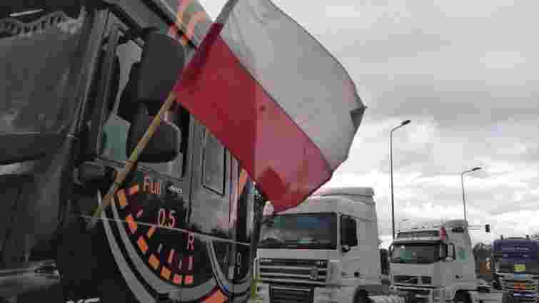 На українсько-польському кордоні скупчилися близько 3000 вантажівок На українсько-польському кордоні скупчилися близько 3000 вантажівок
