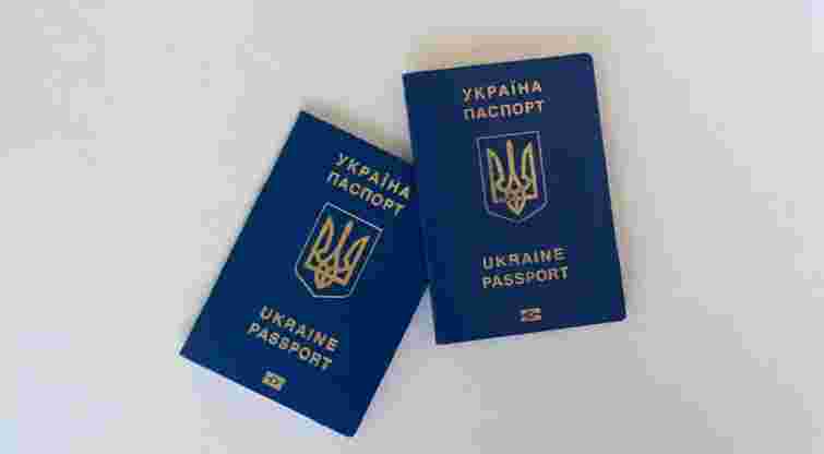 Кабмін заборонив пересилати за кордон паспорти для чоловіків призовного віку