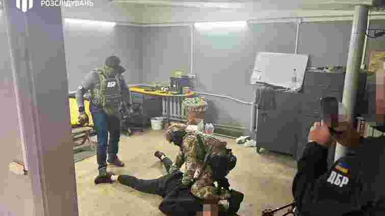 Син посадовця Вінницького ТЦК обіцяв за 20 тис. доларів допомогти ухилитися від мобілізації Син посадовця Вінницького ТЦК обіцяв за 20 тис. доларів допомогти ухилитися від мобілізації