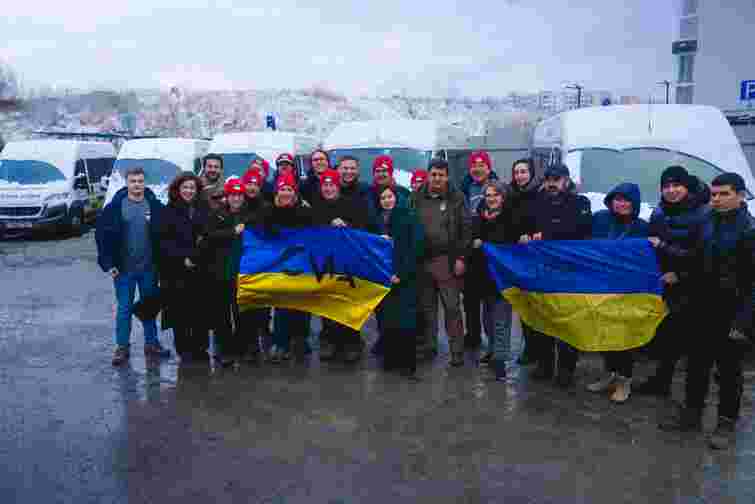 Британські волонтери передали військовим п'ять автомобілів швидкої допомоги