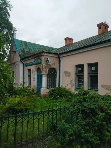 Приміщення колишньої аптеки, розташоване в центрі Кам'янки-Бузької (фото ЛОР)