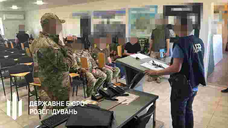 На Прикарпатті посадовці авіабригади продавали підприємцям списане з літаків пальне